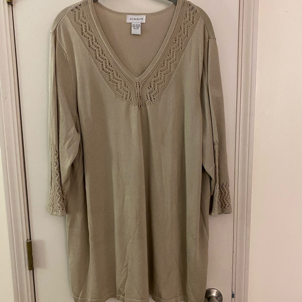 Avenue Light Pretty sweater - like new